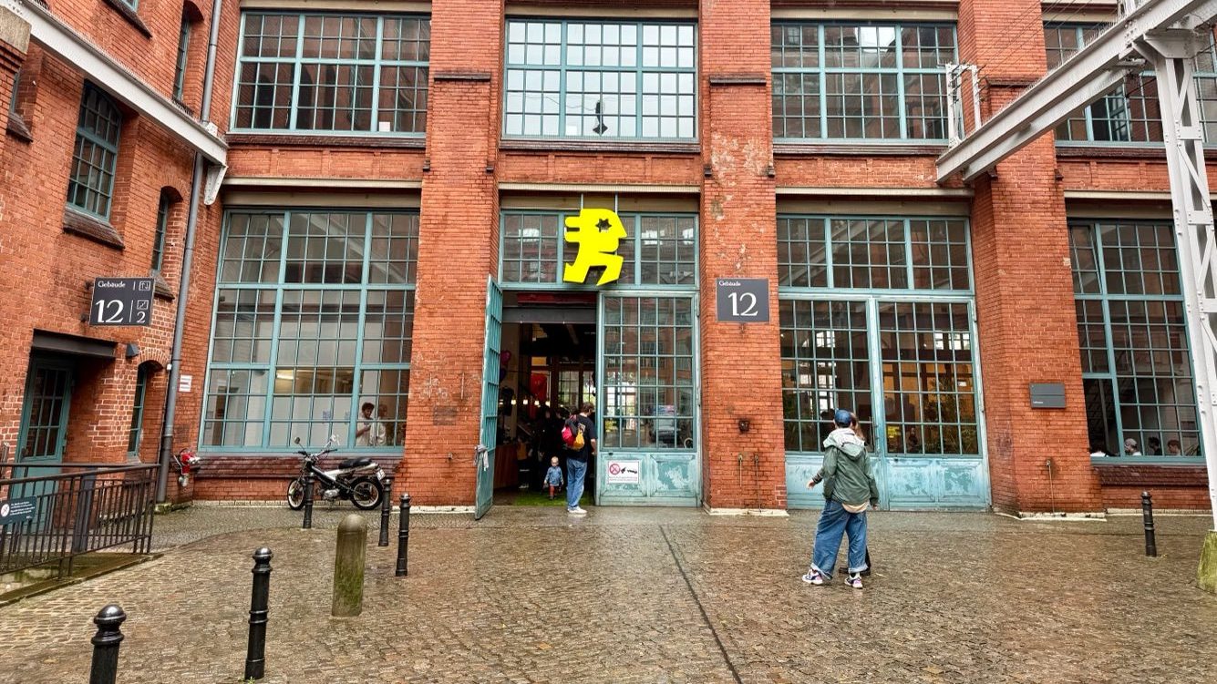 "Das Elektra" Boulderhalle - Eingang mit gelbem Logo über der Tür.