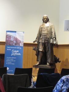 Skulptur von Paul Gerhardt im Saal des PGS Berlin-Weddig